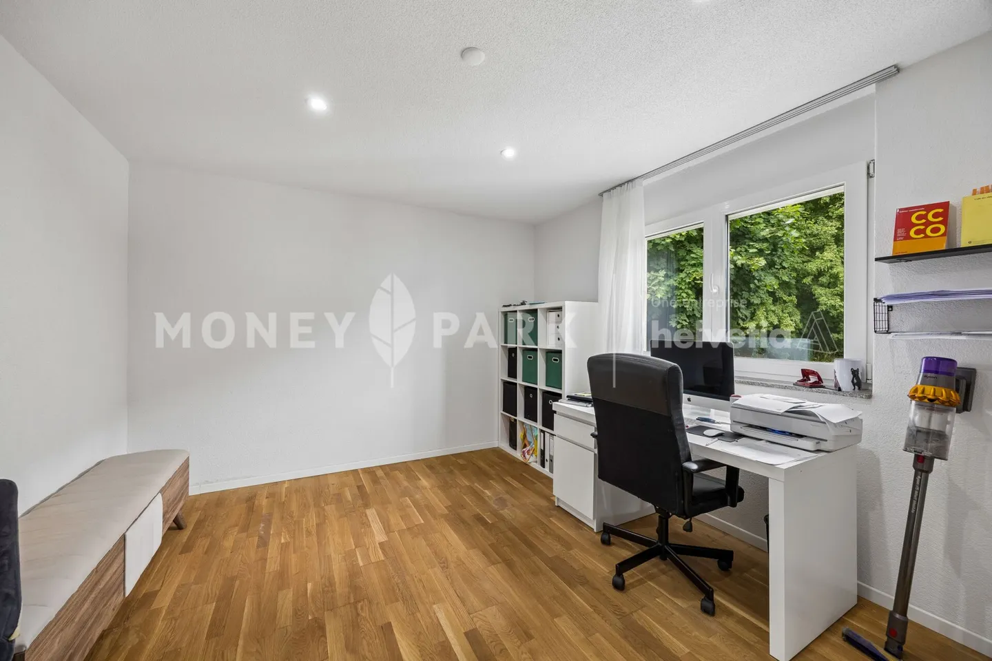 Building with 2 apartments of 4.5 rooms offering many layout and development possibilities. - Photo 4 of 13