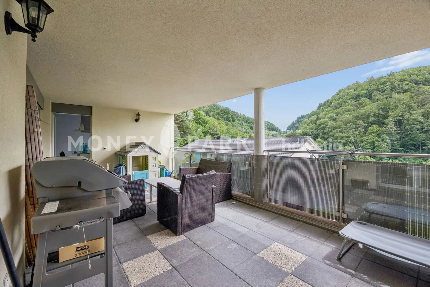 Building with 2 apartments of 4.5 rooms offering many layout and development possibilities. - Photo 7 of 13