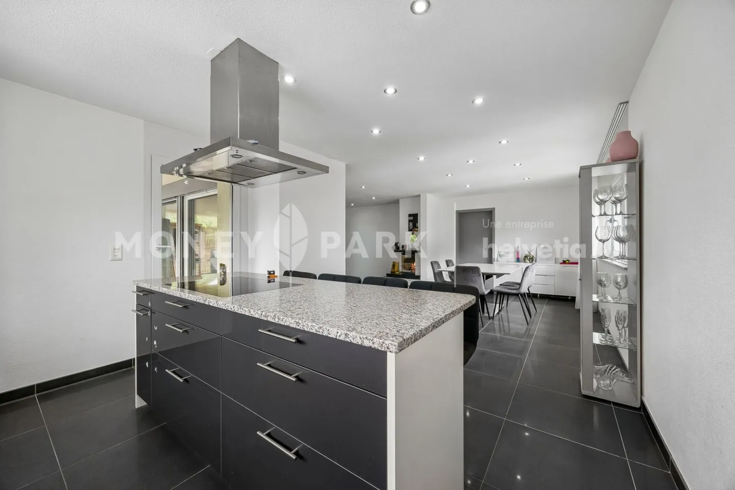 Building with 2 apartments of 4.5 rooms offering many layout and development possibilities. - Photo 9 of 13