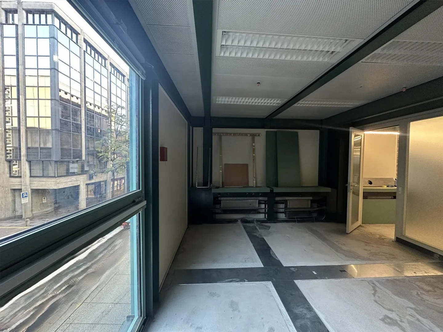 Office space for rent in a prestigious location in the center - Photo 8 of 9