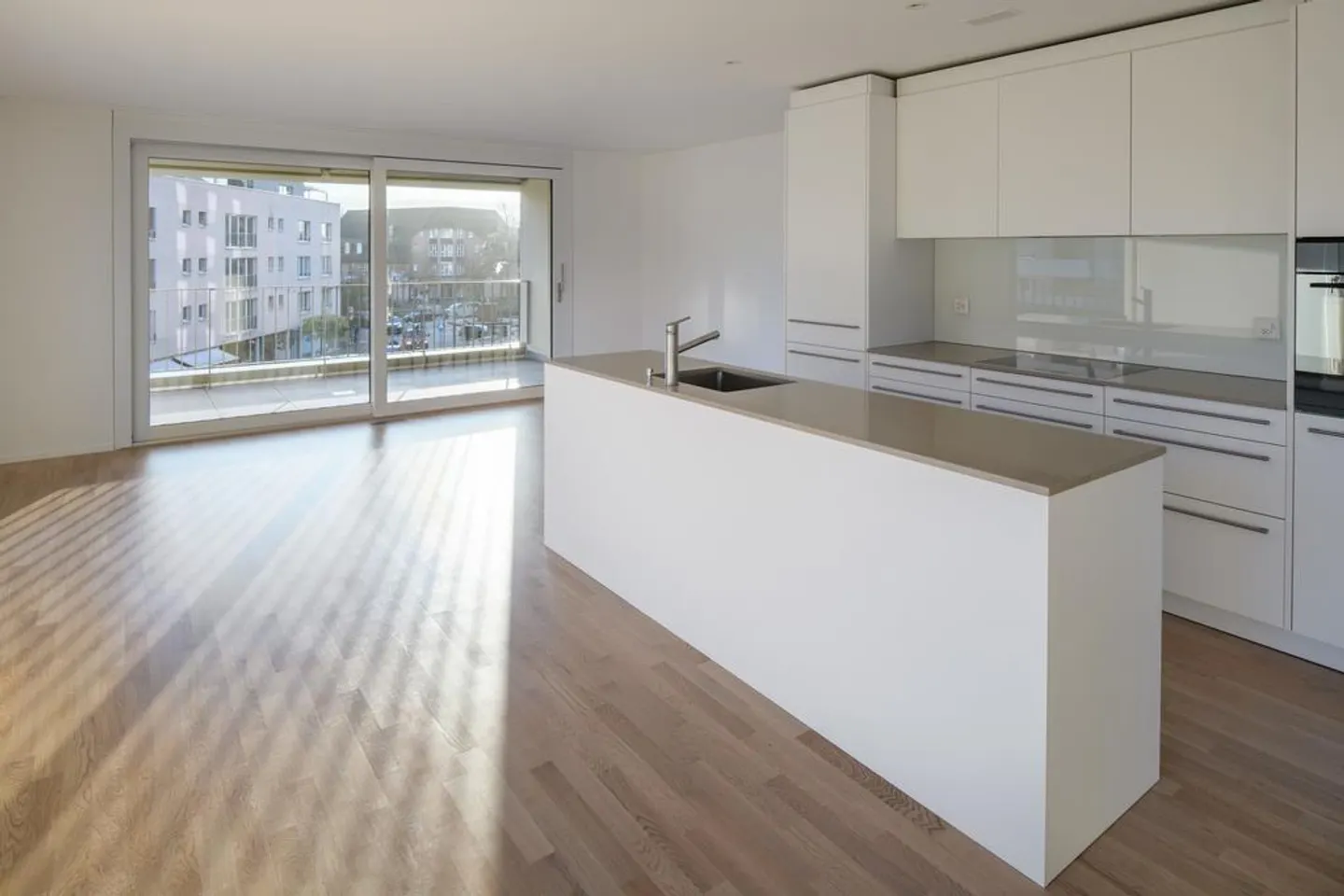 Modernes Apartment mit Balkon - Foto 2 von 9