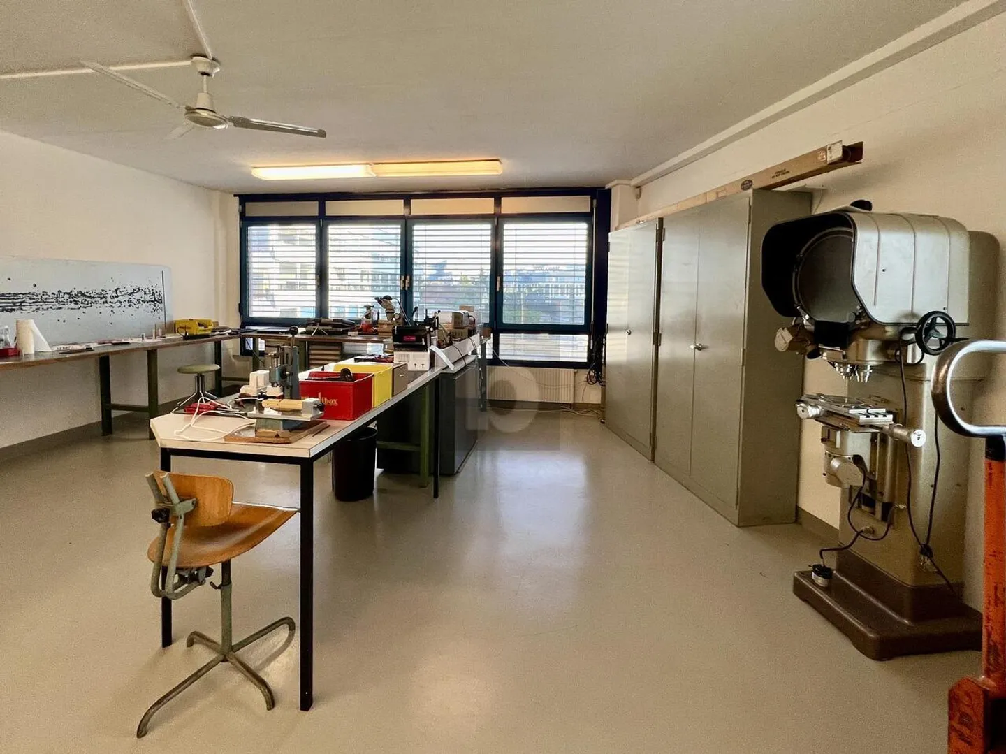 2 OFFICES FOR RENT IN AN INDUSTRIAL BUILDING - Photo 5 of 6