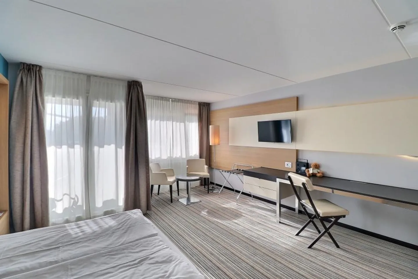 GROßES MOBILIERTES ZIMMER IM HOTEL MONA - Foto 1 von 12