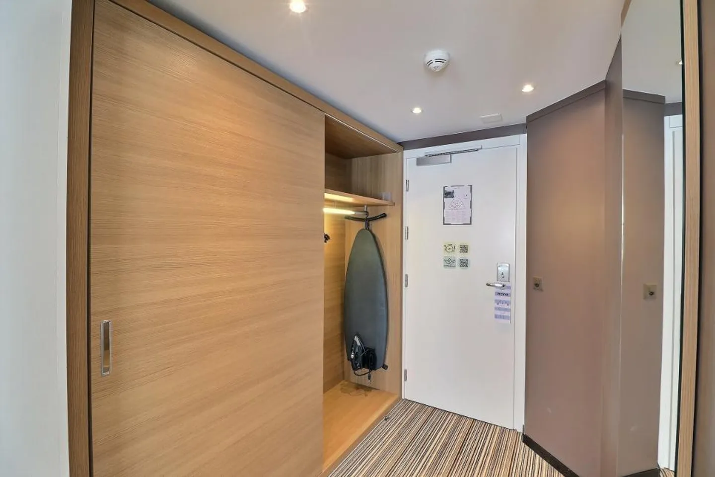 GROßES MOBILIERTES ZIMMER IM HOTEL MONA - Foto 6 von 12