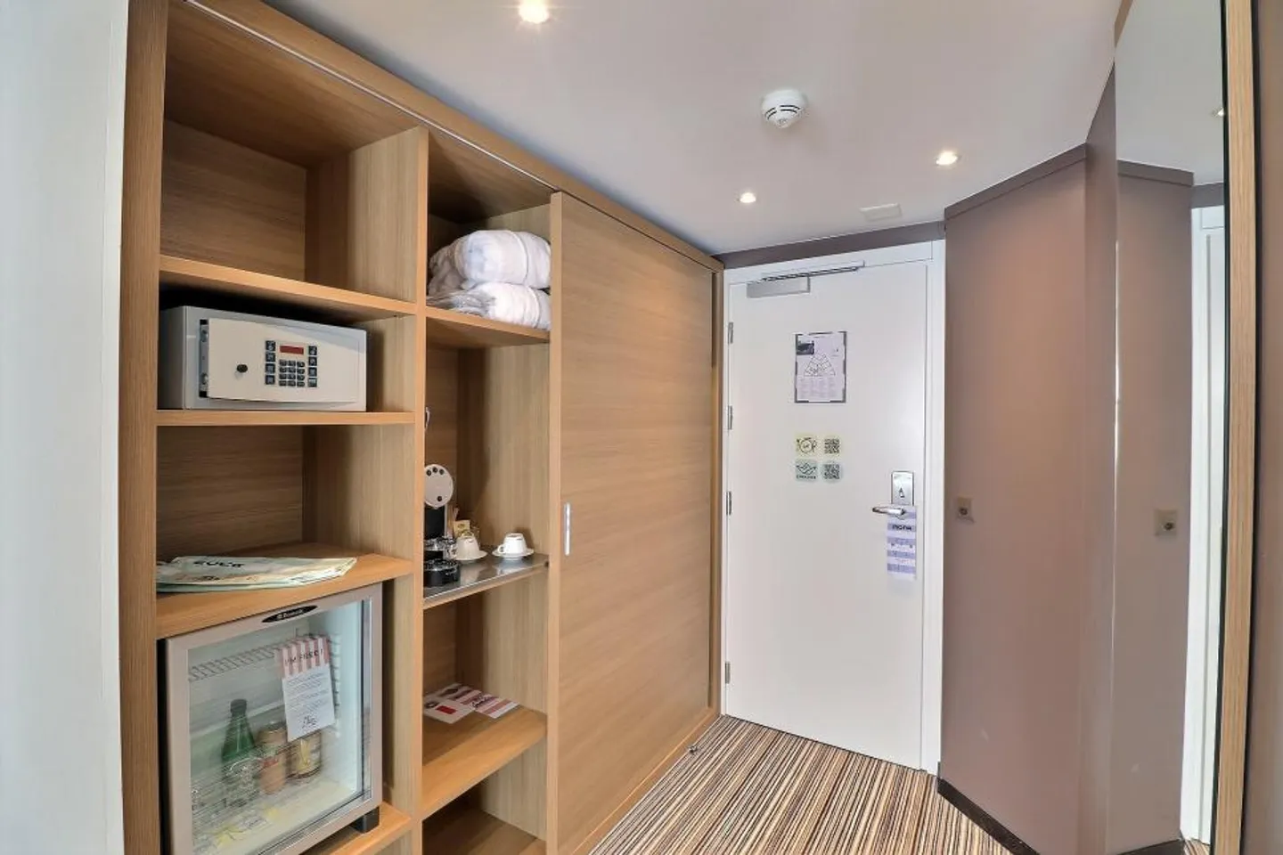 GROßES MOBILIERTES ZIMMER IM HOTEL MONA - Foto 7 von 12