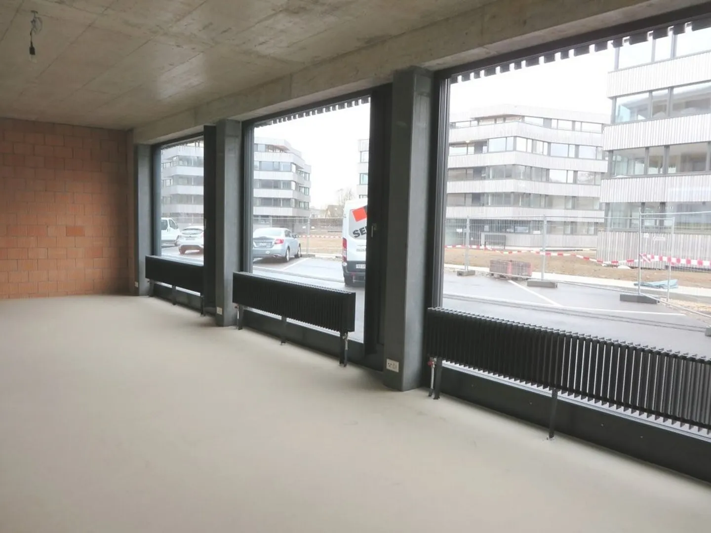 Mixed-use building for rent - Photo 2 of 3