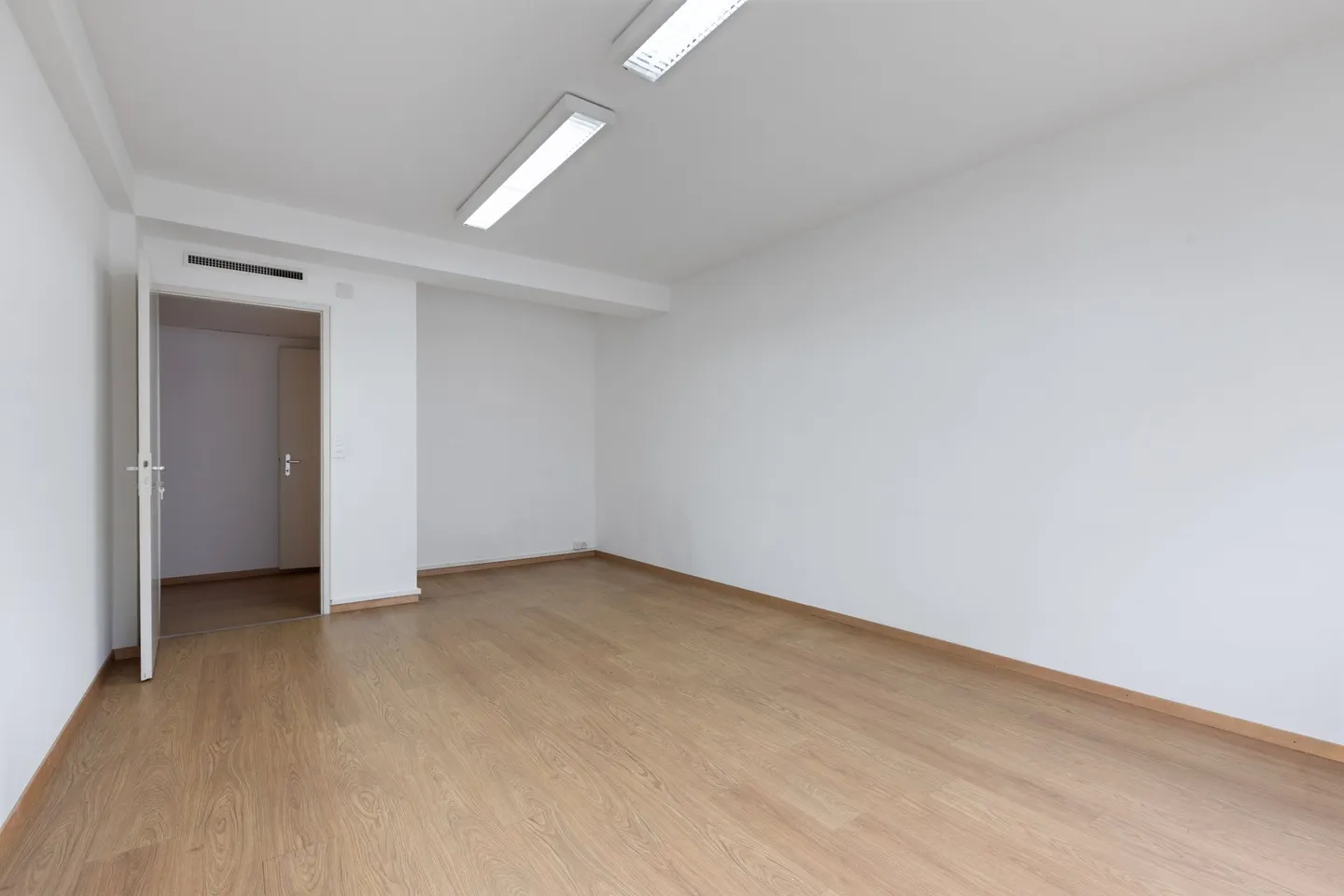 Ideale Lage - Nahe dem Bahnhof und der UNO - Foto 8 von 11