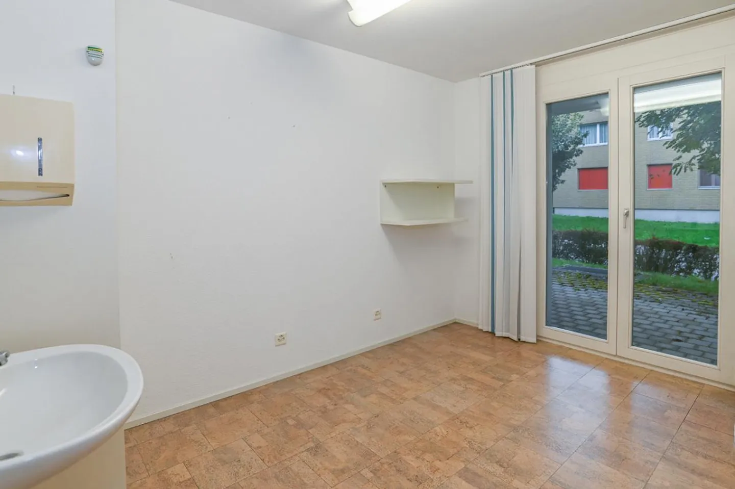 Rollstuhlgängige Gewerberäume im Erdgeschoss / vielseitig nutzbar - Foto 6 von 14