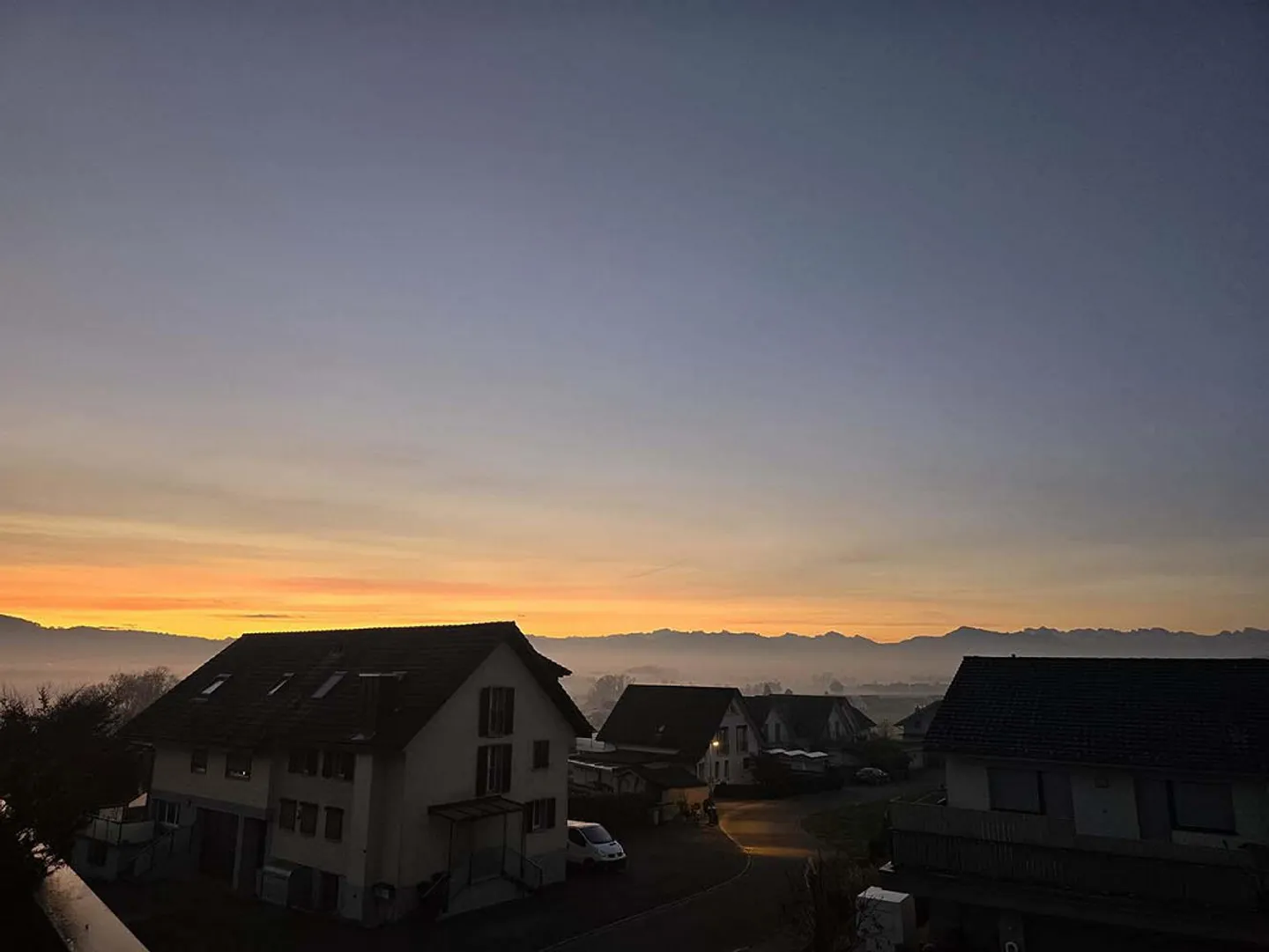 Appartement moderne de 4,5 pièces sous les combles avec terrasse incl. charges + 2 places de parking, 2410.- p.M. - Photo 1 sur 10