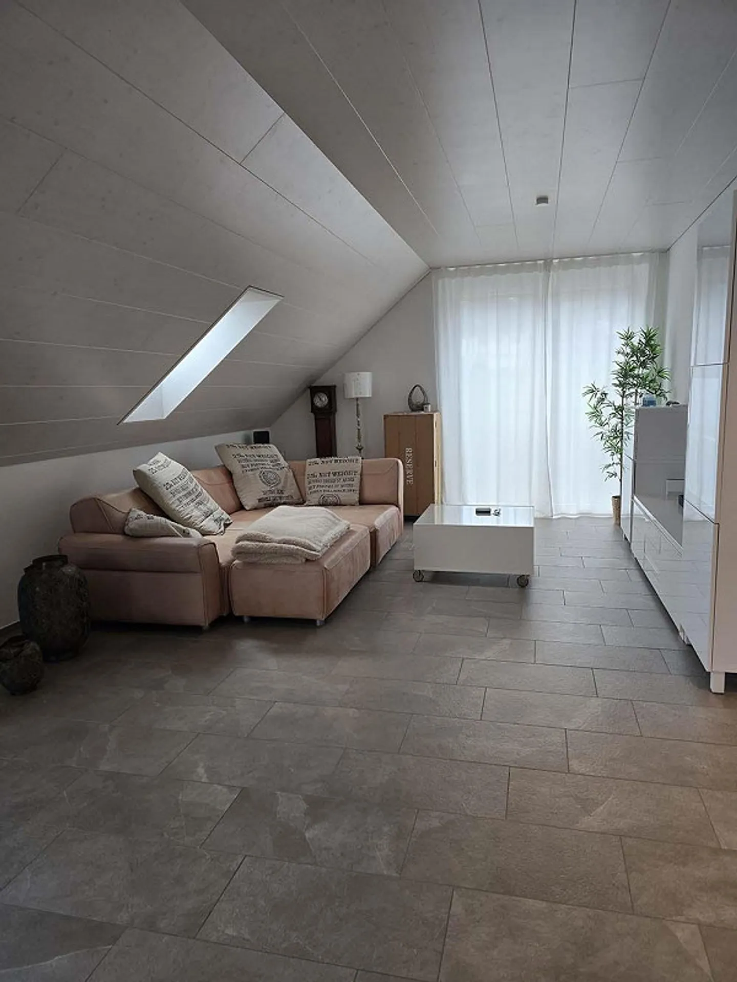 Appartement moderne de 4,5 pièces sous les combles avec terrasse incl. charges + 2 places de parking, 2410.- p.M. - Photo 2 sur 10