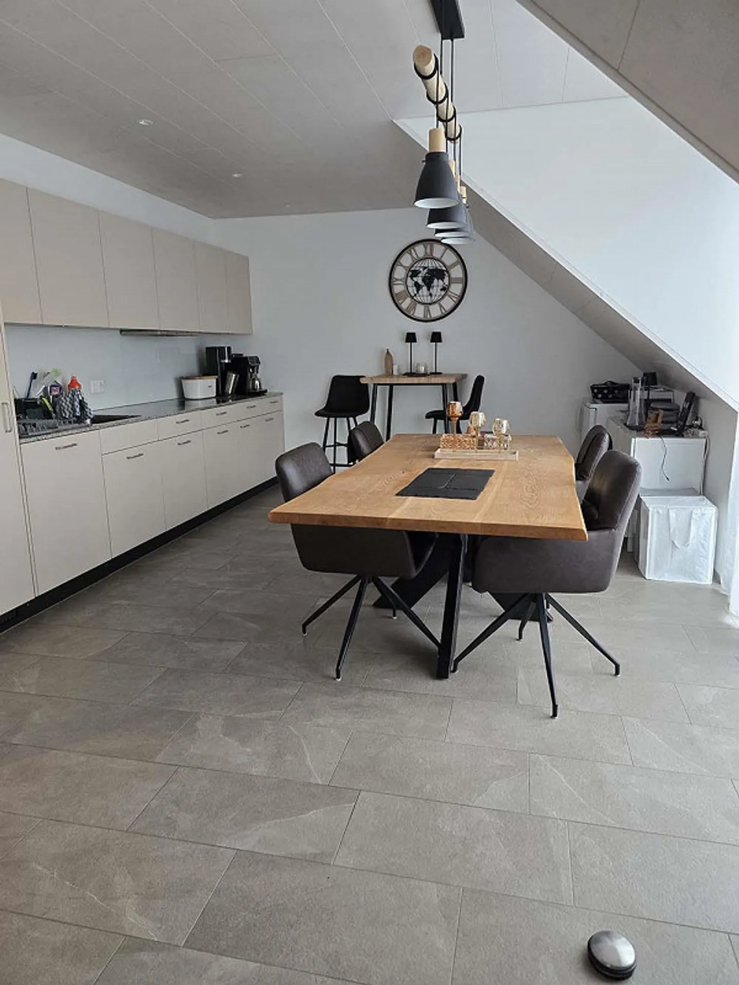 Appartement moderne de 4,5 pièces sous les combles avec terrasse incl. charges + 2 places de parking, 2410.- p.M. - Photo 3 sur 10