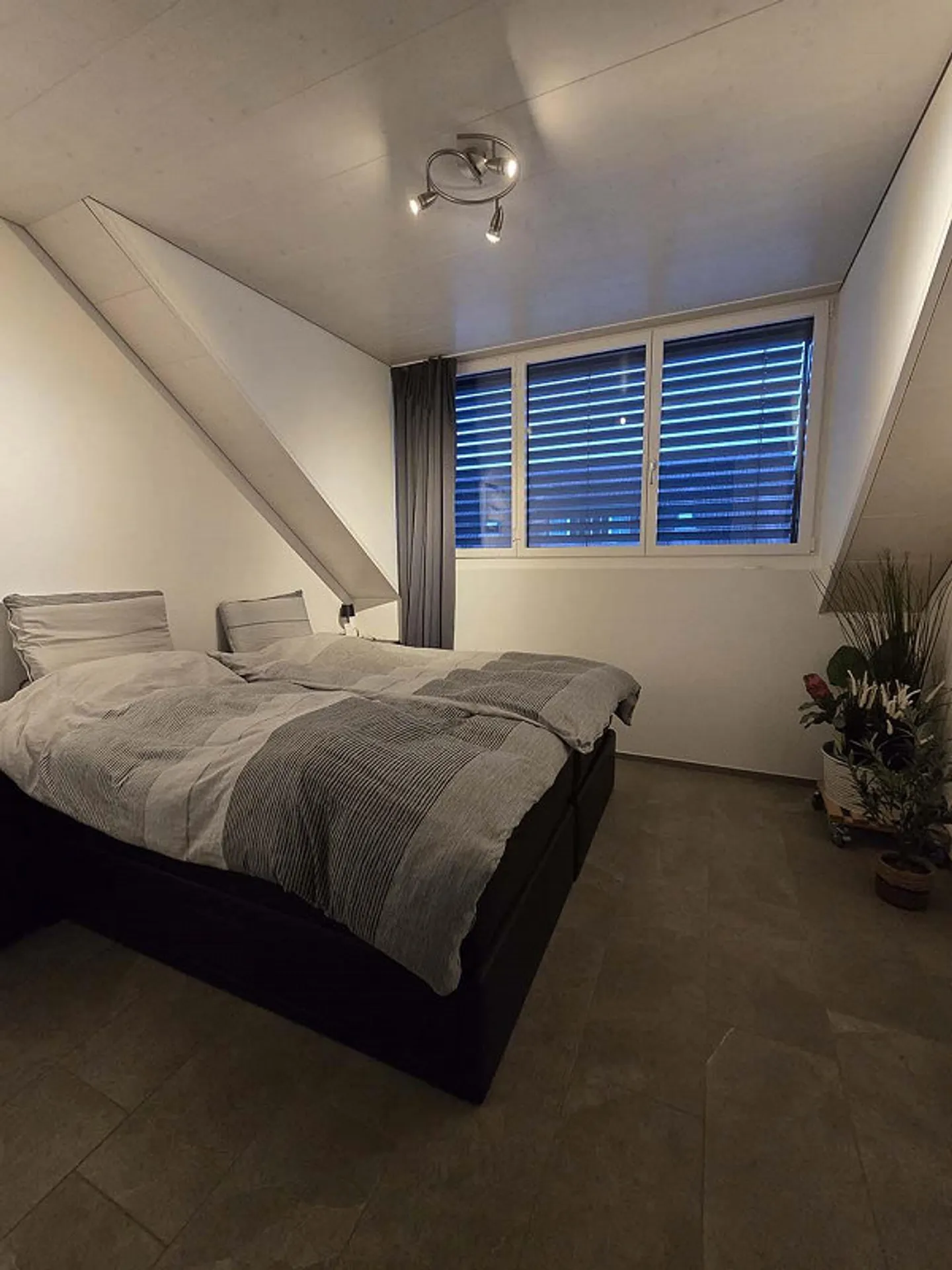 Appartement moderne de 4,5 pièces sous les combles avec terrasse incl. charges + 2 places de parking, 2410.- p.M. - Photo 5 sur 10