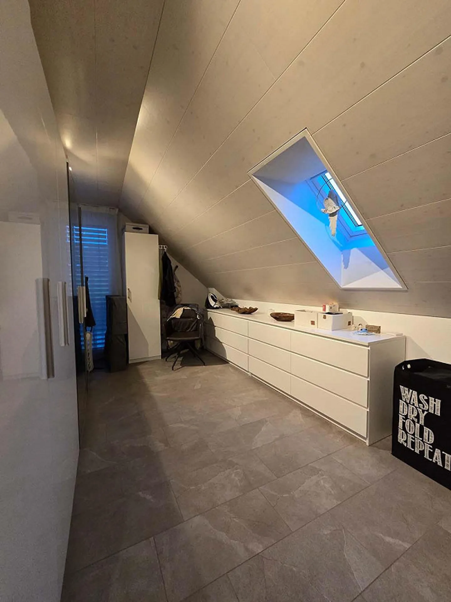 Appartement moderne de 4,5 pièces sous les combles avec terrasse incl. charges + 2 places de parking, 2410.- p.M. - Photo 6 sur 10