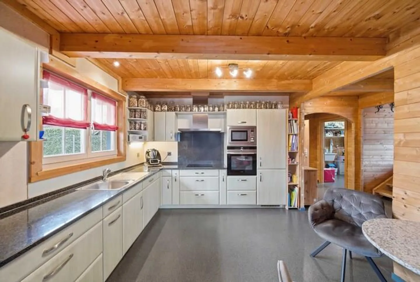 WELL-DESIGNED 4.5-ROOM SINGLE-FAMILY HOUSE WITH TERRACE AND CARPORT - Photo 3 of 8