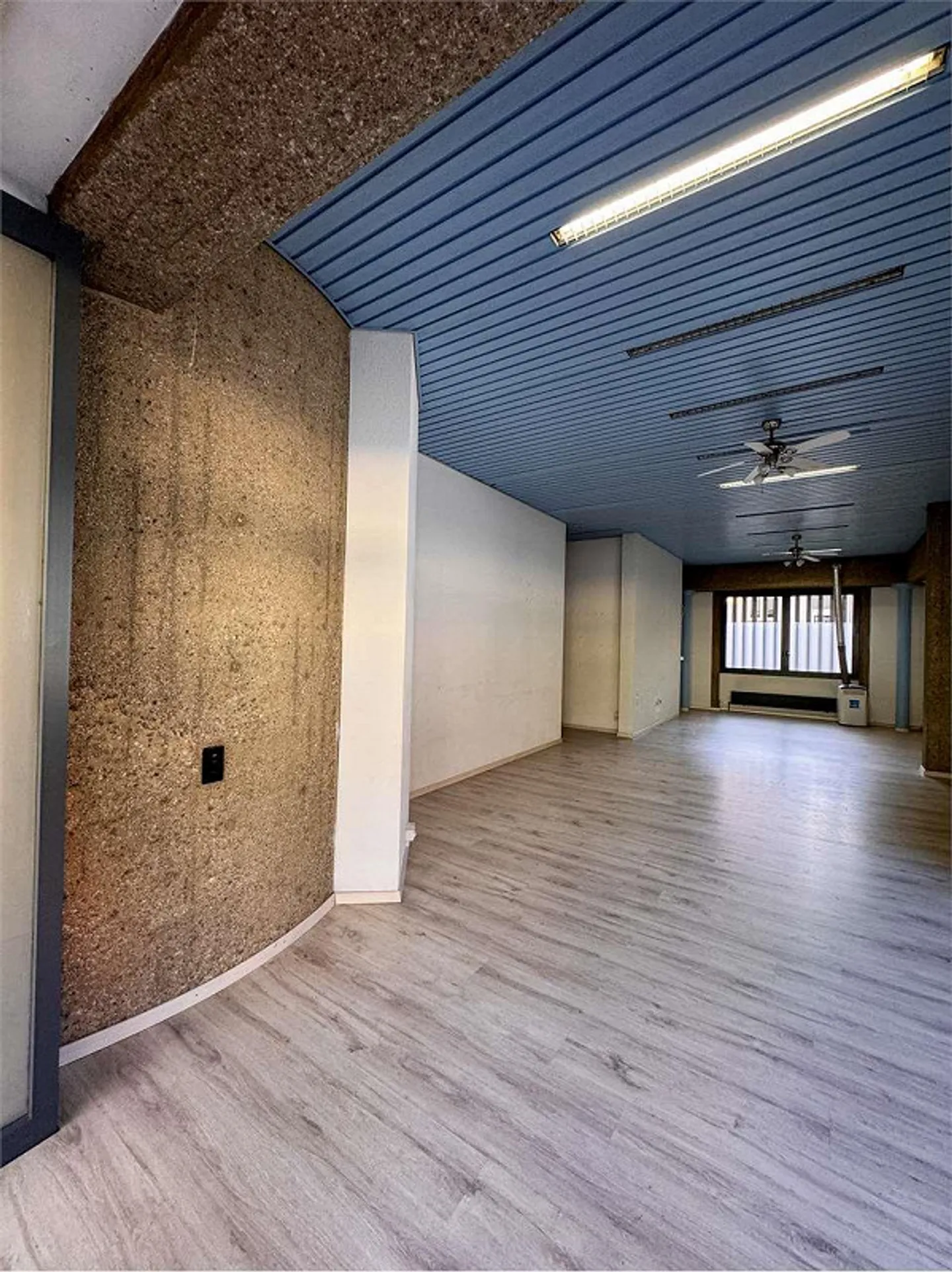 ESPACE COMMERCIAL AU REZ-DE-CHAUSSÉ DANS UN EMPLACEMENT STRATÉGIQUE - Photo 2 sur 5