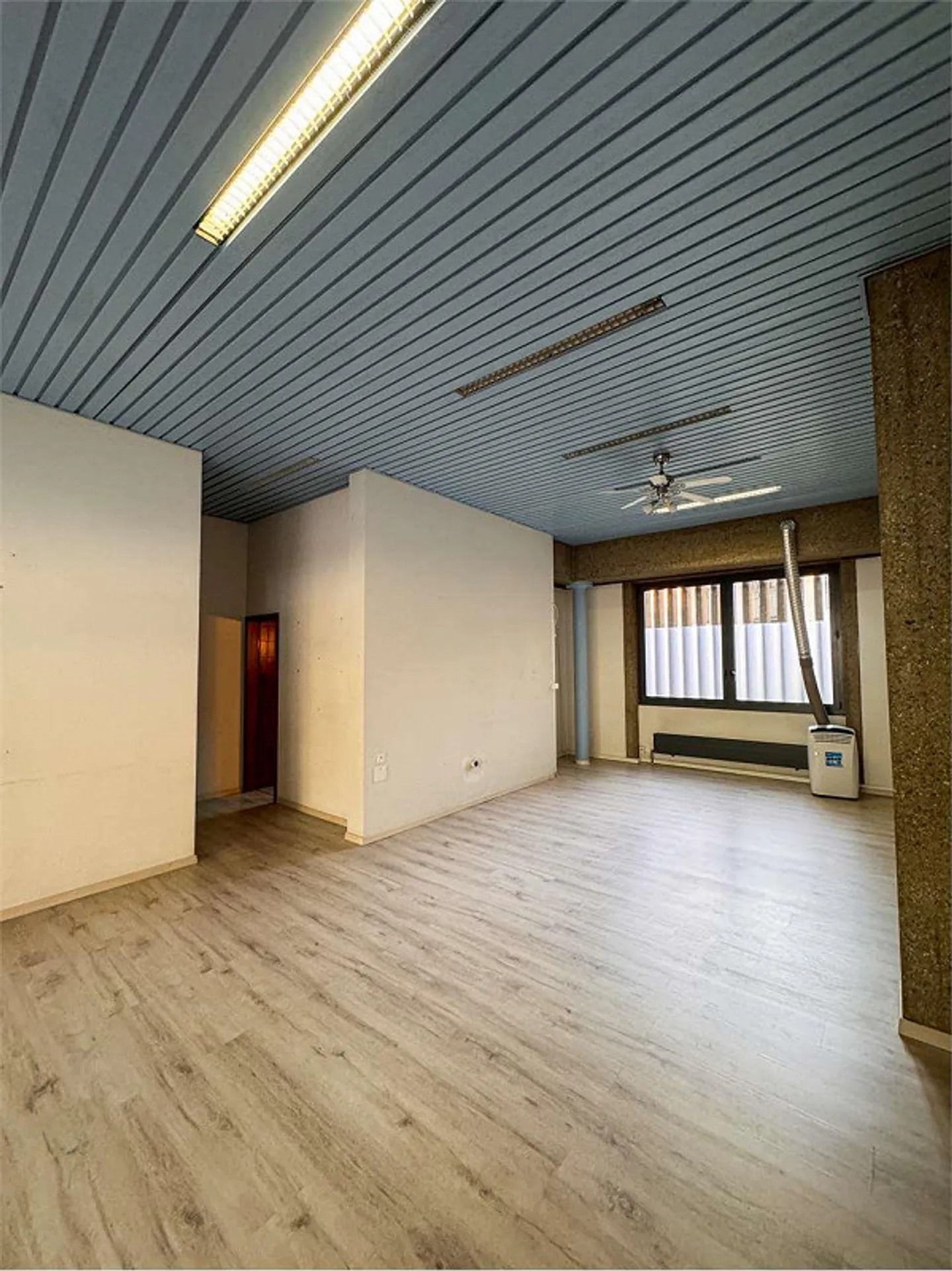 ESPACE COMMERCIAL AU REZ-DE-CHAUSSÉ DANS UN EMPLACEMENT STRATÉGIQUE - Photo 4 sur 5