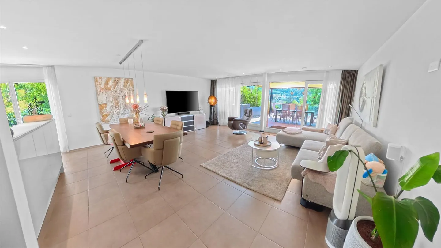Grosszügiges 6.5-Zimmer-Terrassenhaus mit unverbaubarer Aussicht - Foto 2 von 24
