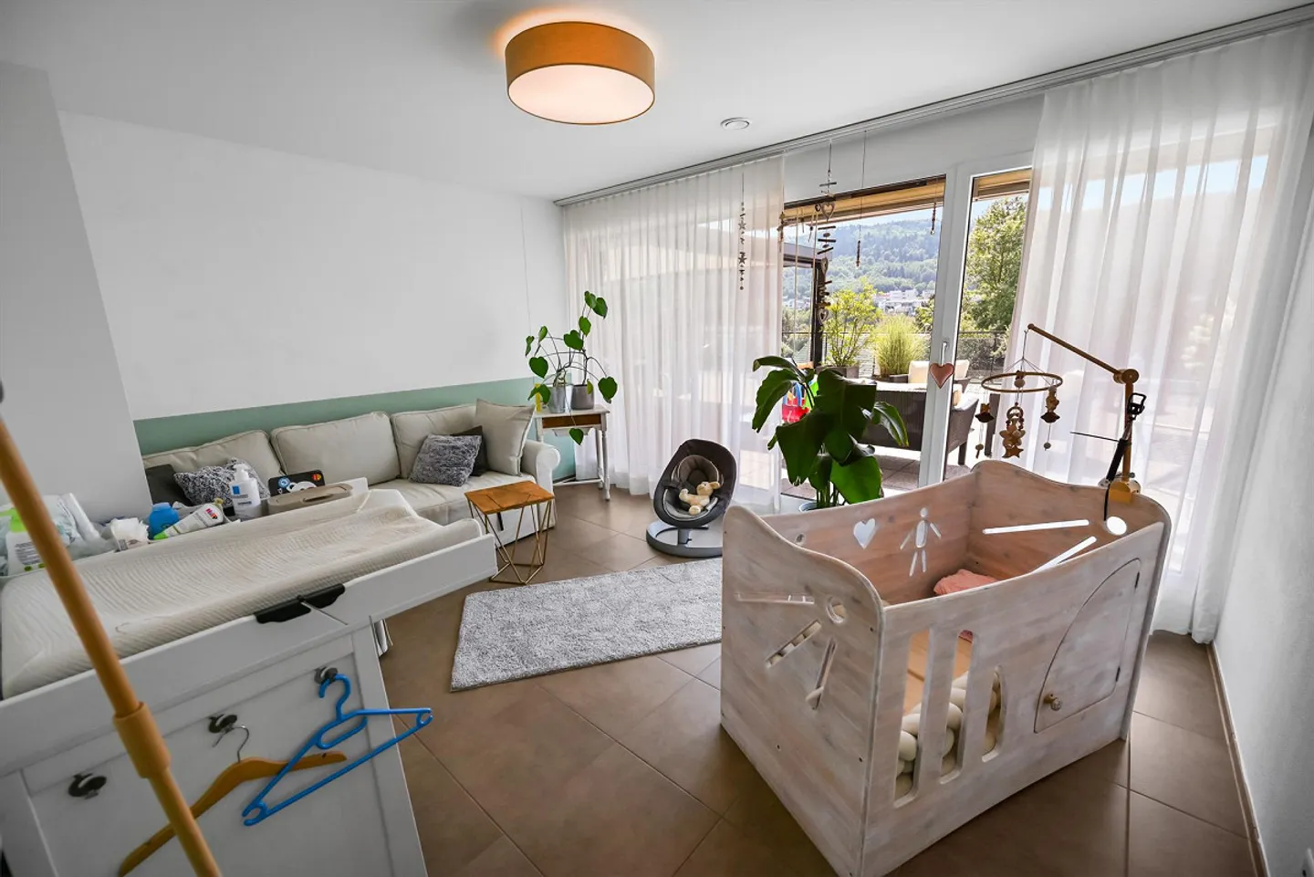 Grosszügiges 6.5-Zimmer-Terrassenhaus mit unverbaubarer Aussicht - Foto 5 von 24