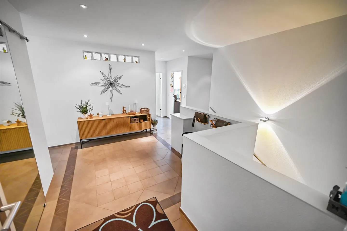 Grosszügiges 6.5-Zimmer-Terrassenhaus mit unverbaubarer Aussicht - Foto 11 von 24