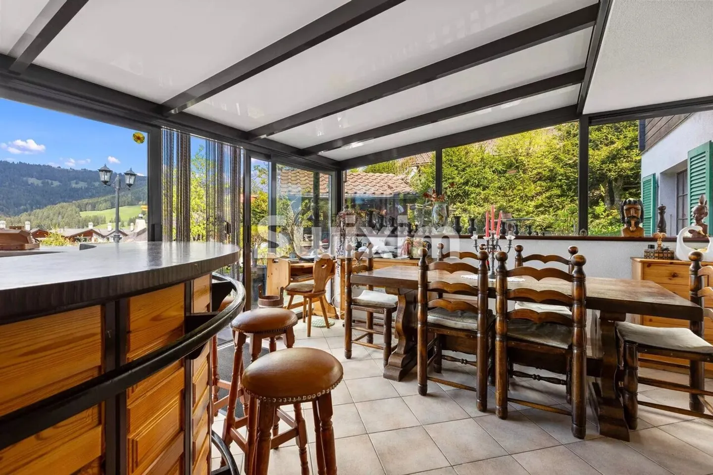 Exklusiv! Wunderschönes Chalet mit zwei Wohnungen am Fuße der Pisten - Foto 2 von 8