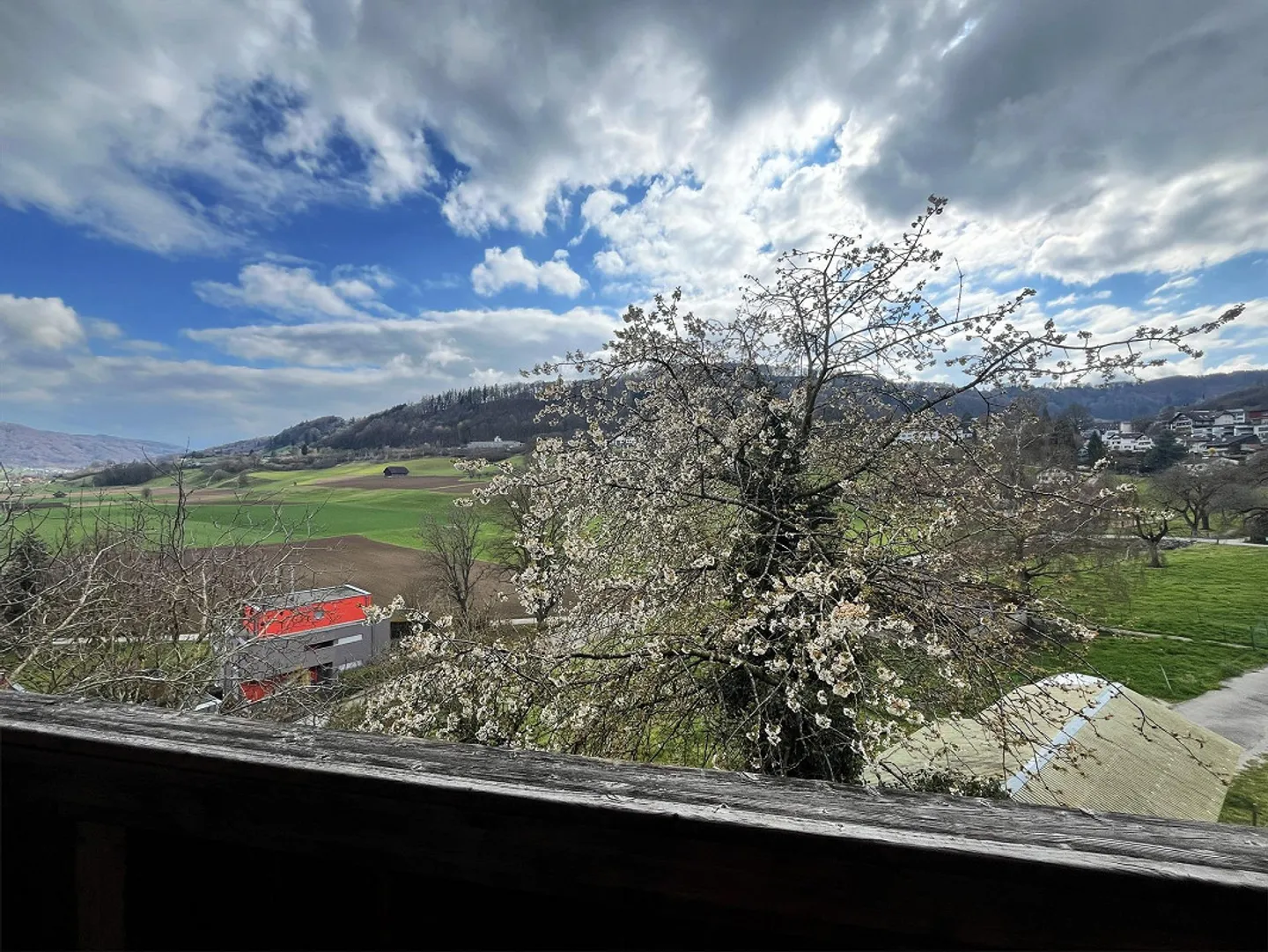 Charming 2.5-room attic apartment in the countryside with Alpine views - Photo 1 of 13