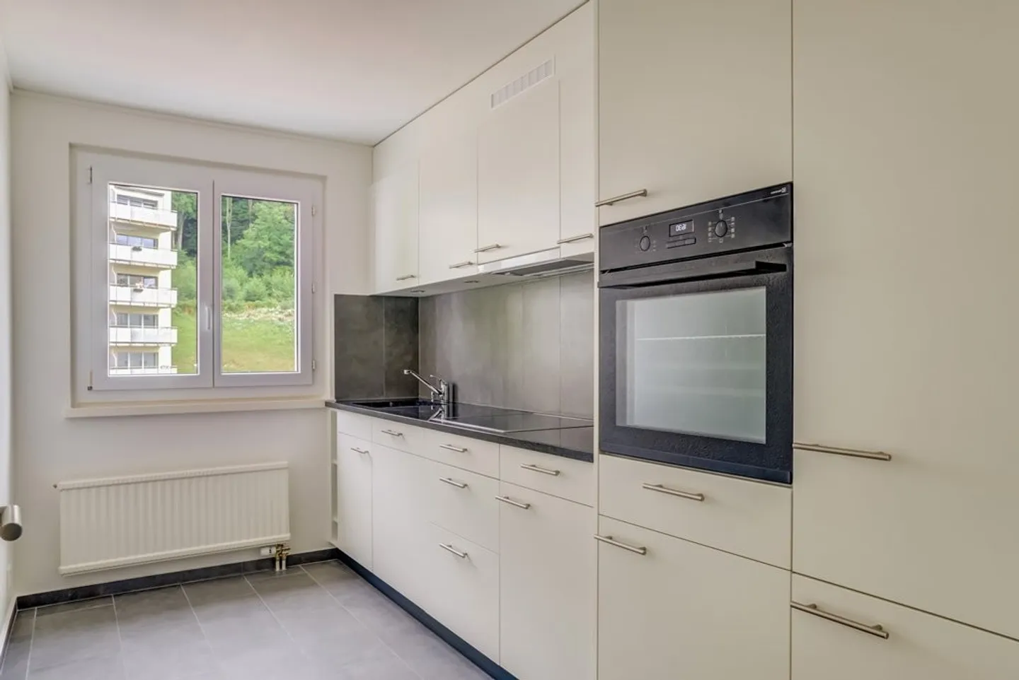 Appartement de quatre pièces au 2ème étage - Photo 2 sur 7