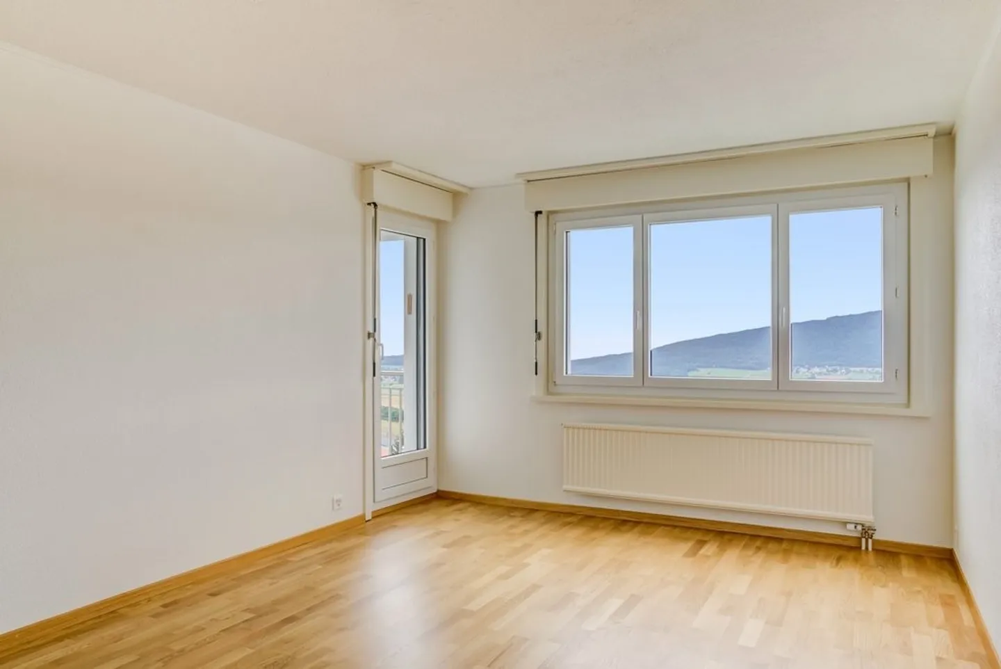 Appartement de quatre pièces au 2ème étage - Photo 3 sur 7