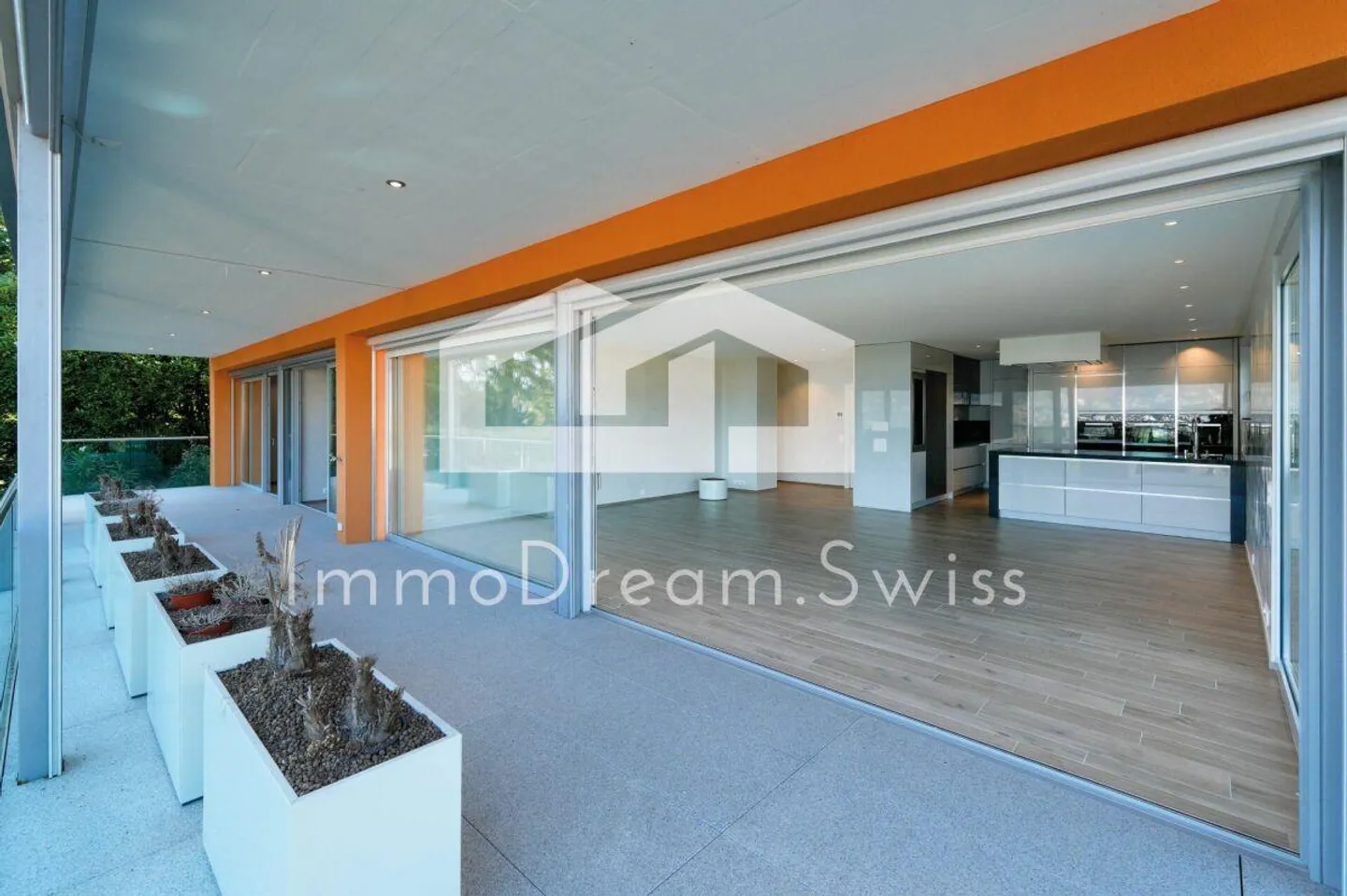 Attraente appartamento di 4 ½ locali al 1° piano, con una splendida vista sul Lago Maggiore e sulle montagne - Foto 1 di 13