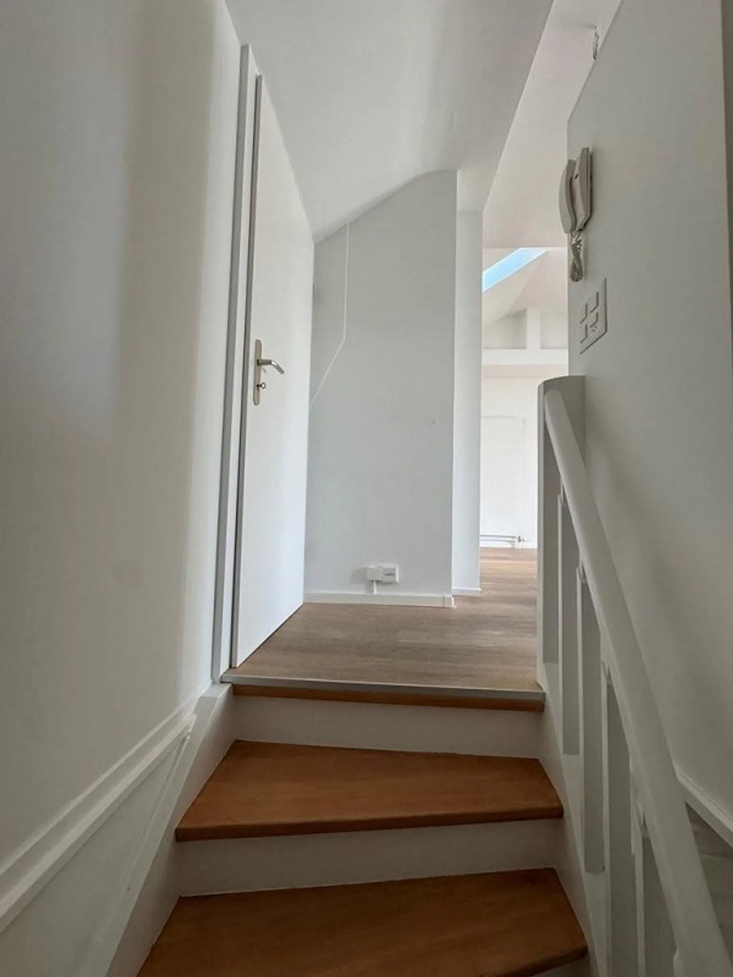 Appartement loft rénové de 1,5 pièce au-dessus des toits de Zurich - Photo 5 sur 8