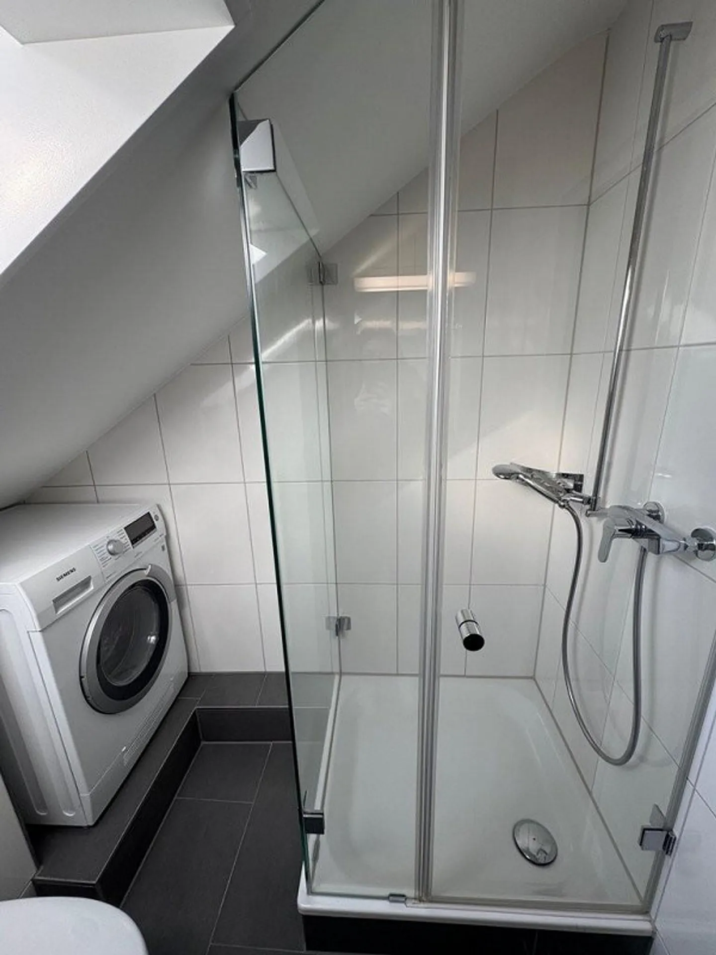 Appartement loft rénové de 1,5 pièce au-dessus des toits de Zurich - Photo 7 sur 8