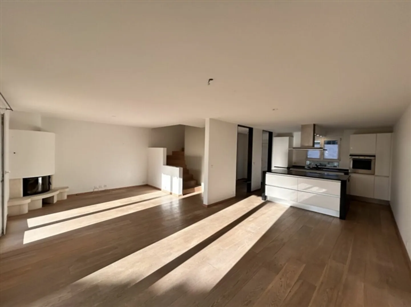 Quiet Villa Near Amenities - Photo 3 of 14