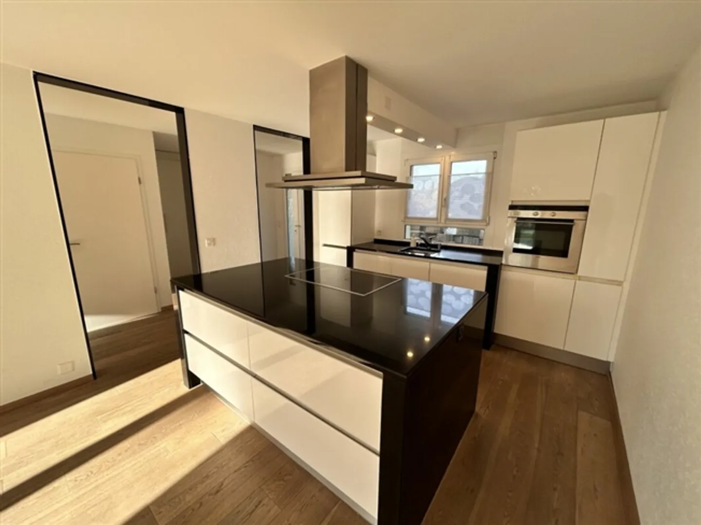 Quiet Villa Near Amenities - Photo 4 of 14