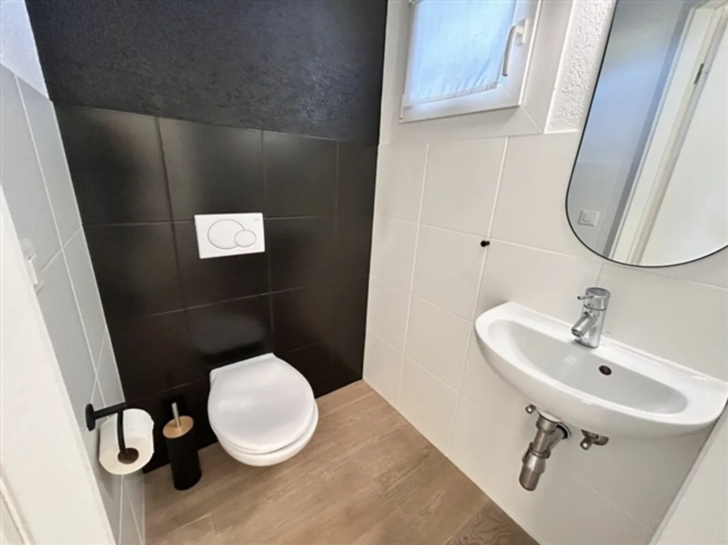 Quiet Villa Near Amenities - Photo 5 of 14