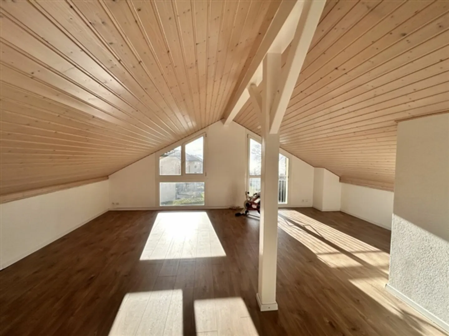 Quiet Villa Near Amenities - Photo 10 of 14