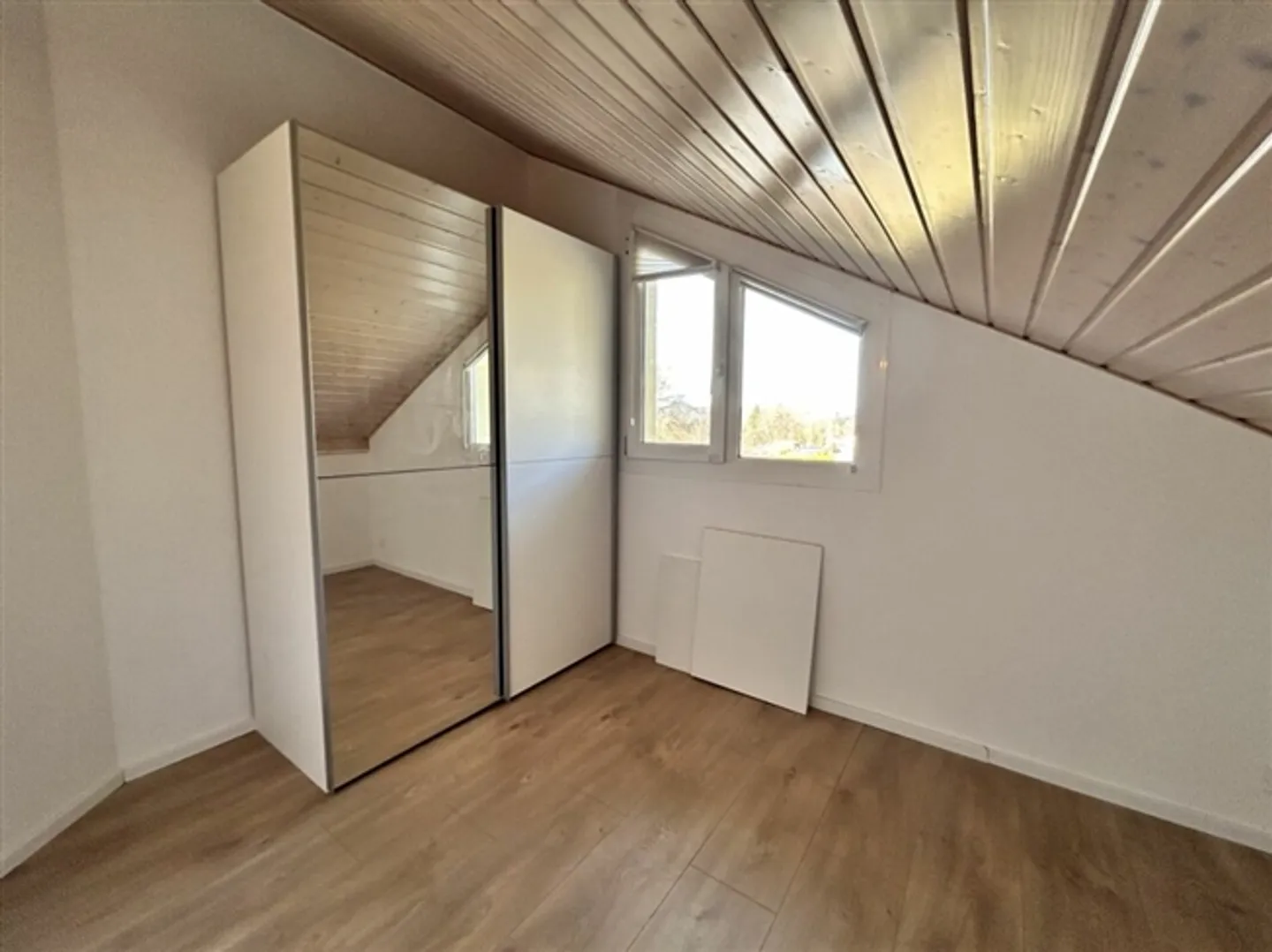 Quiet Villa Near Amenities - Photo 11 of 14