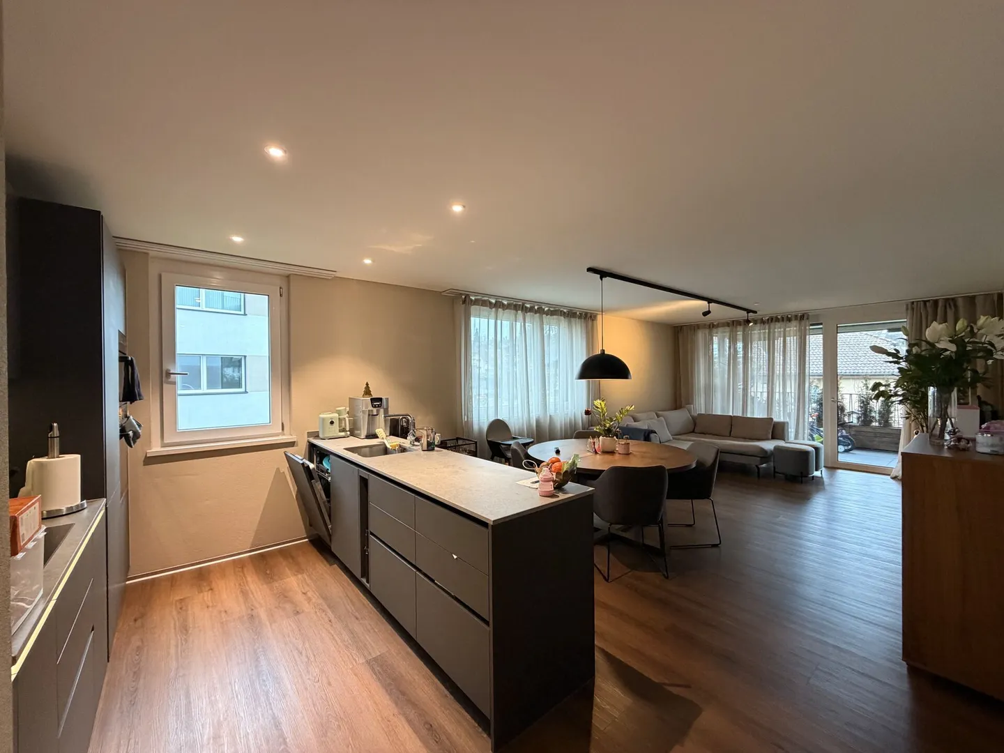 Appartement moderne de 4,5 pièces à louer - Photo 2 sur 9