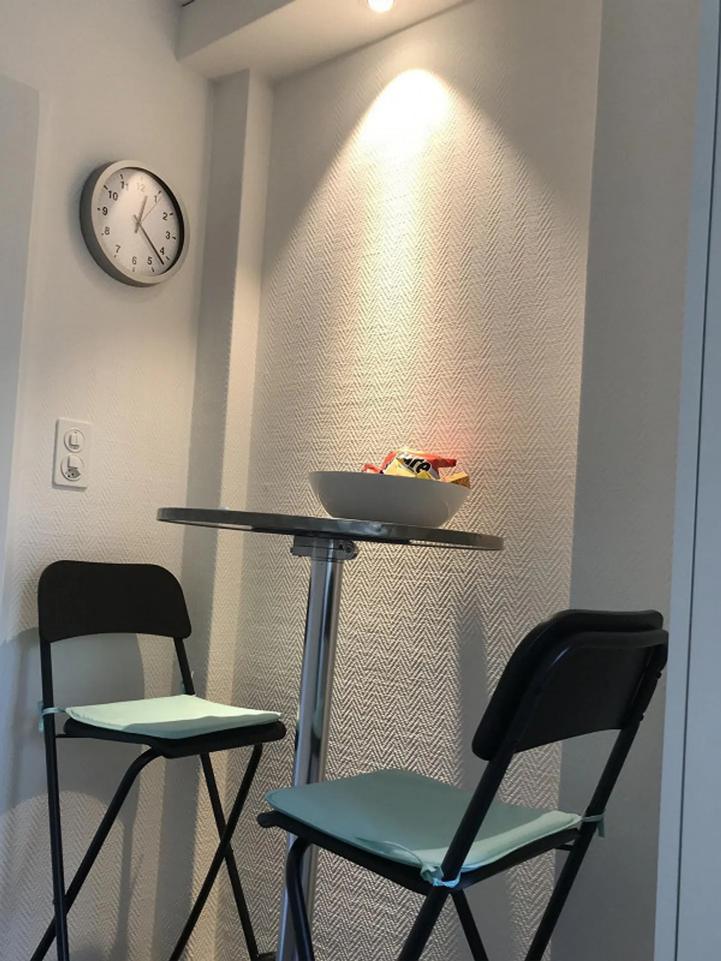 Sunny Business Apartment "Diana 3" near the Cantonal Hospital - Photo 8 of 13