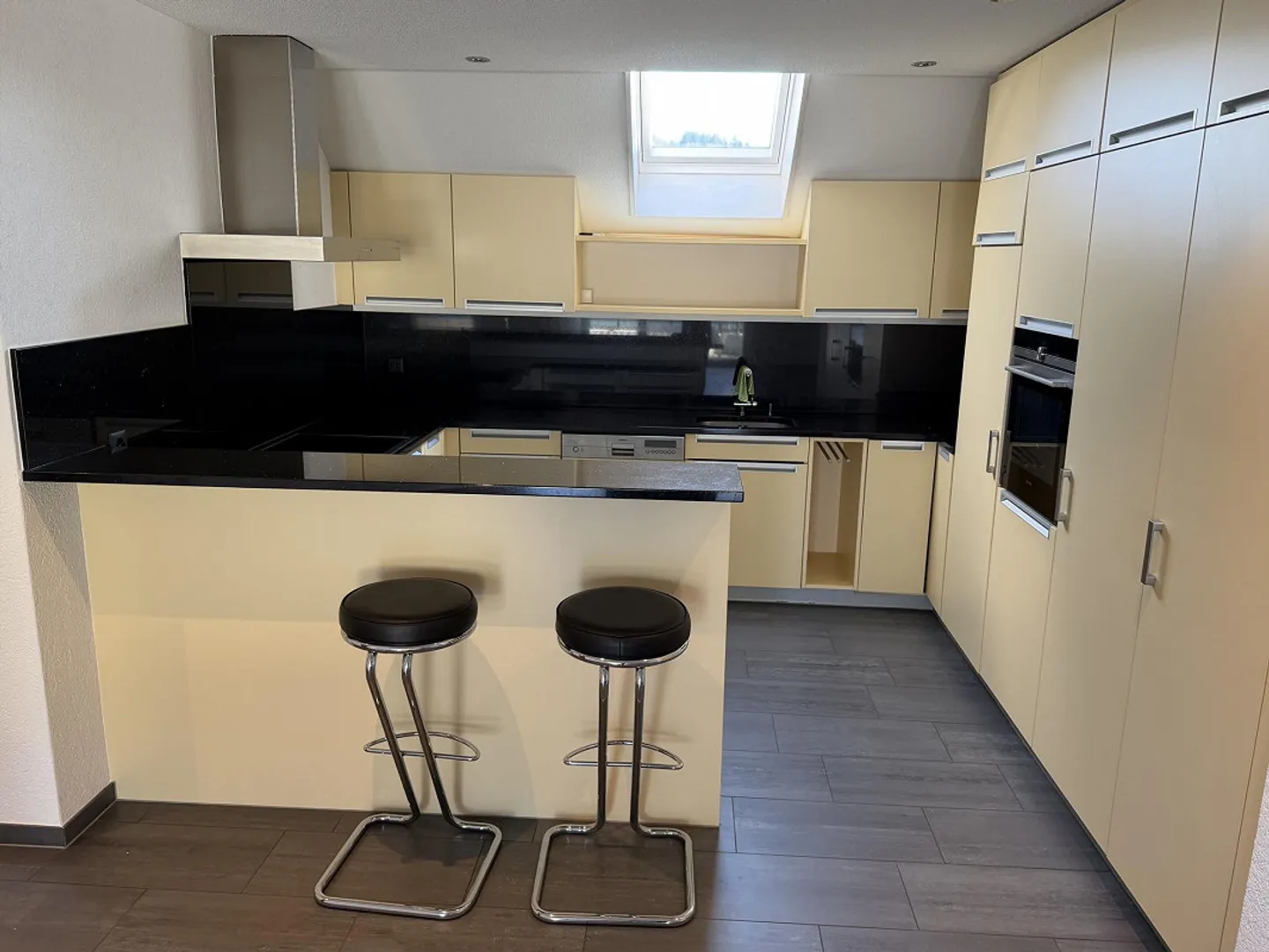 Spacious Maisonette Apartment with Lake View and Parking - Photo 3 of 13