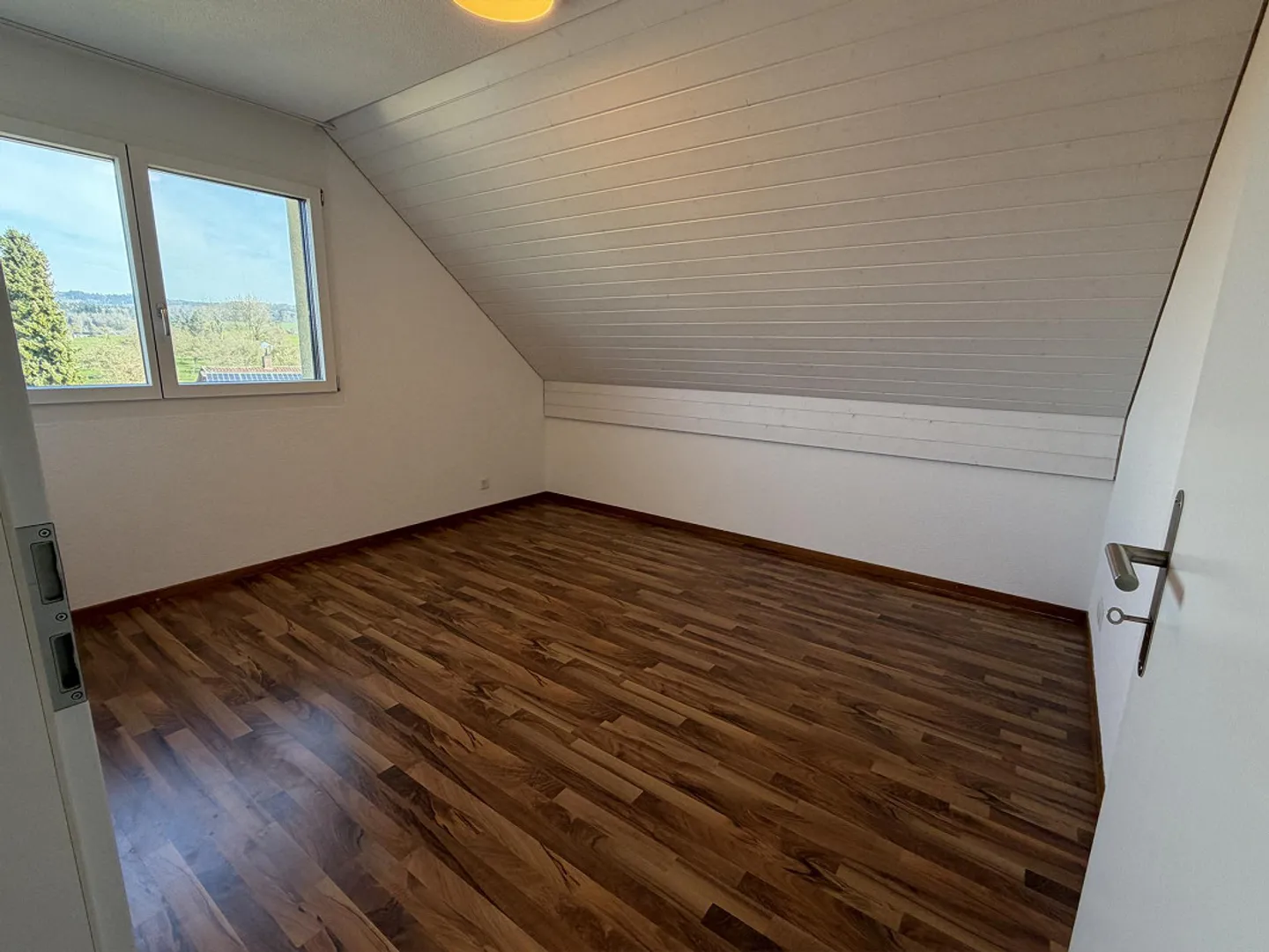Spacious Maisonette Apartment with Lake View and Parking - Photo 4 of 13