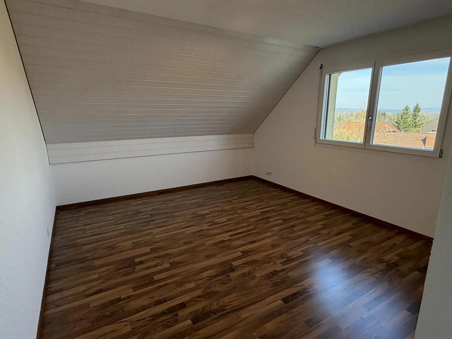 Spacious Maisonette Apartment with Lake View and Parking - Photo 6 of 13