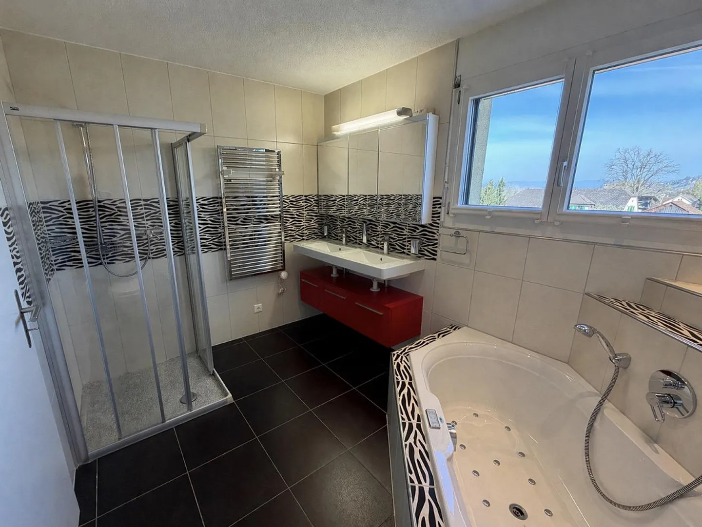 Spacious Maisonette Apartment with Lake View and Parking - Photo 7 of 13