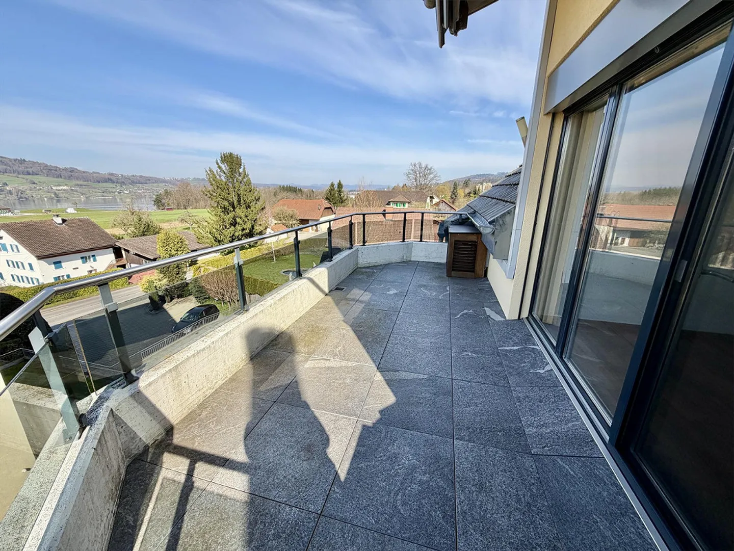 Spacious Maisonette Apartment with Lake View and Parking - Photo 12 of 13