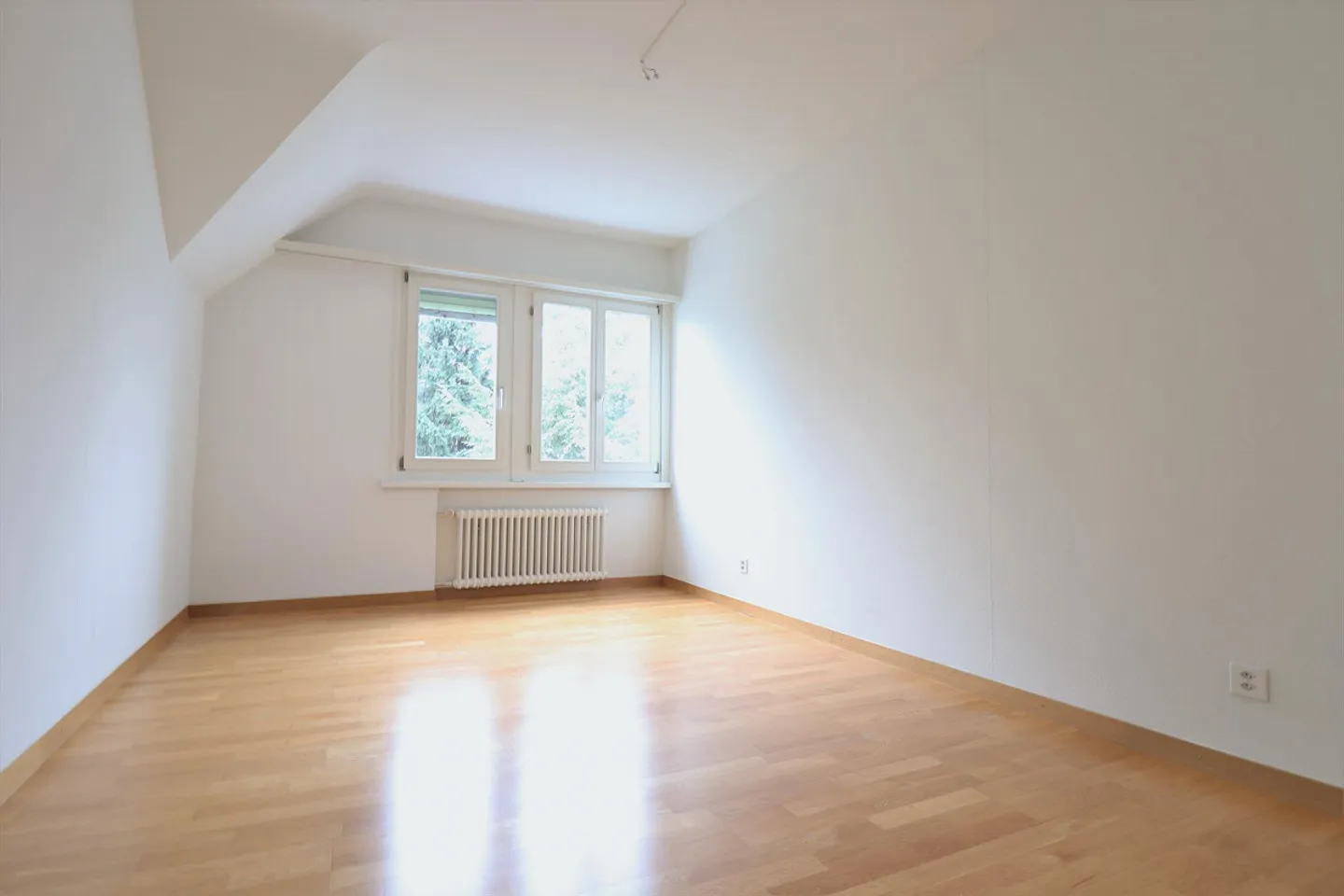 Appartement lumineux de 3 pièces avec balcon au centre - Photo 2 sur 6