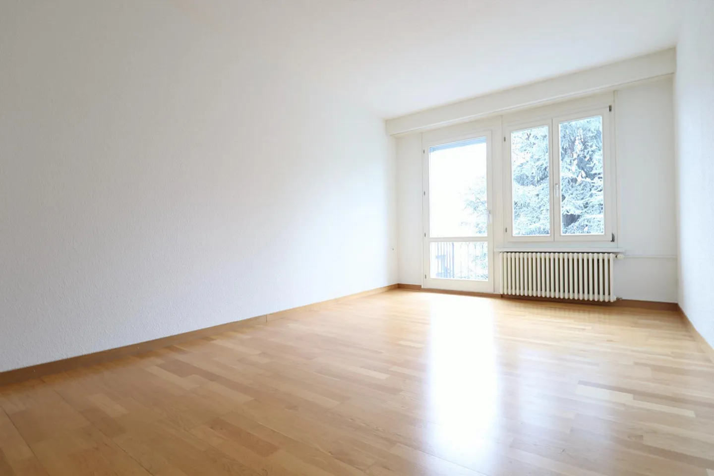 Appartement lumineux de 3 pièces avec balcon au centre - Photo 3 sur 6