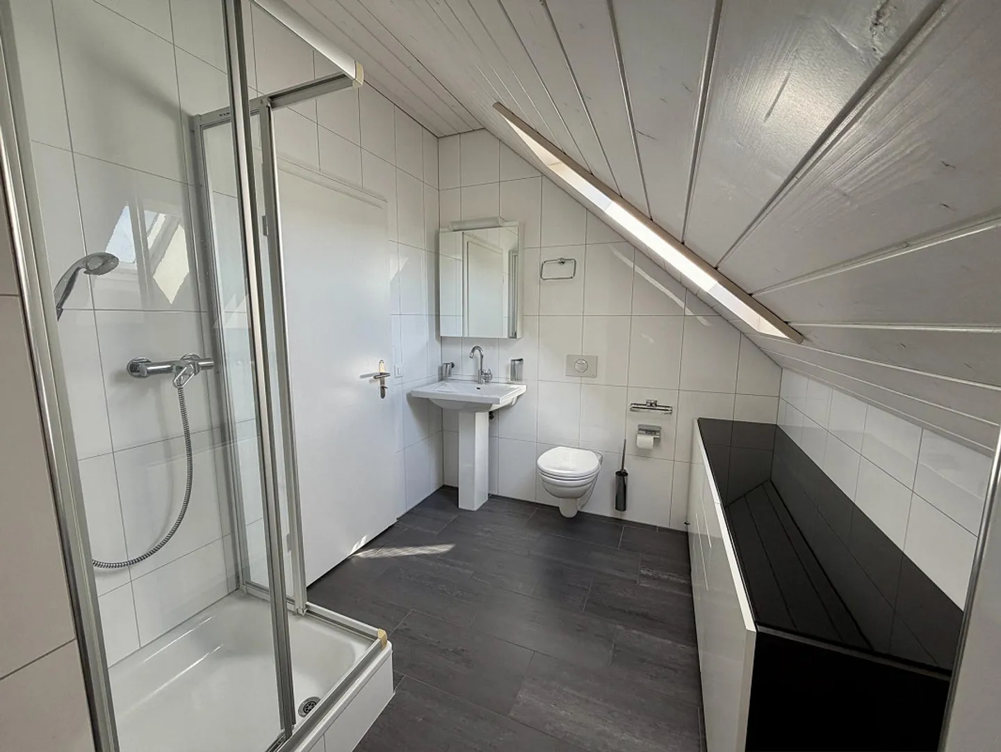Spacious Maisonette Apartment with Lake View and Parking - Photo 10 of 13