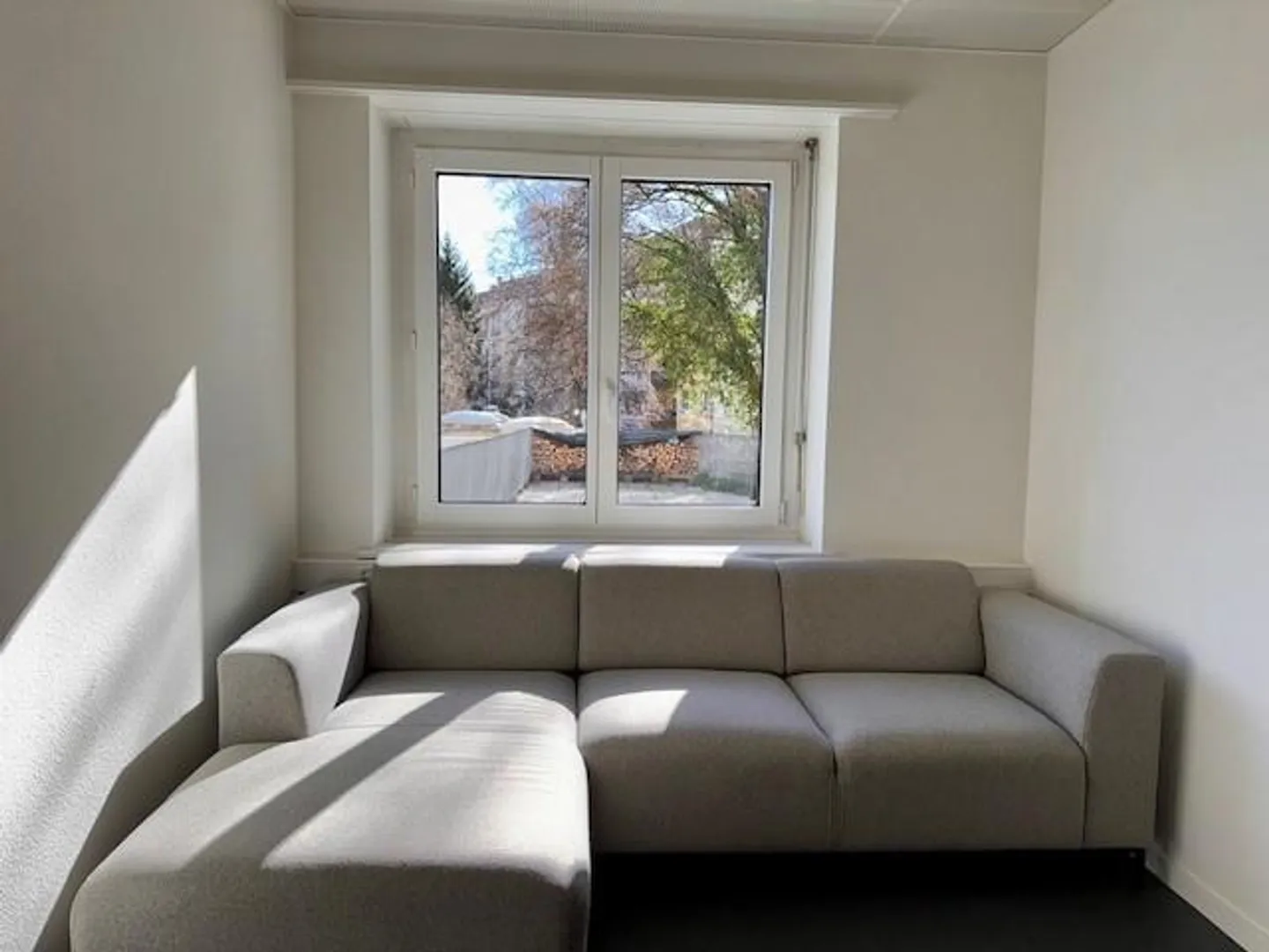 Bureaux modernes avec accès à un espace de travail partagé - Photo 2 sur 11