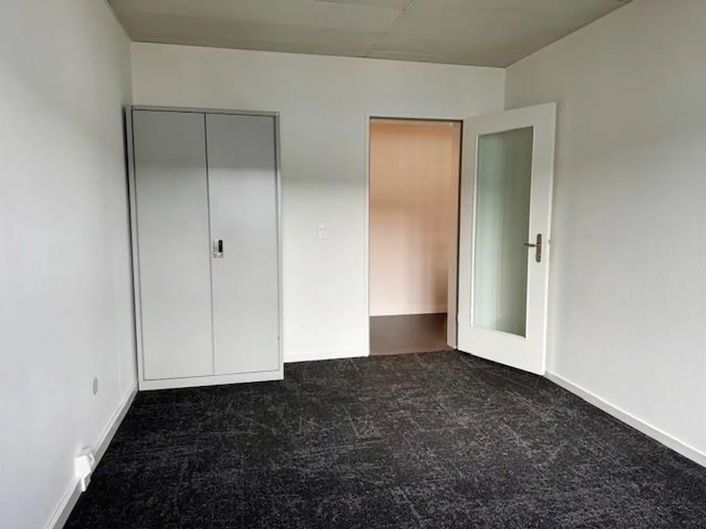 Bureaux modernes avec accès à un espace de travail partagé - Photo 4 sur 11