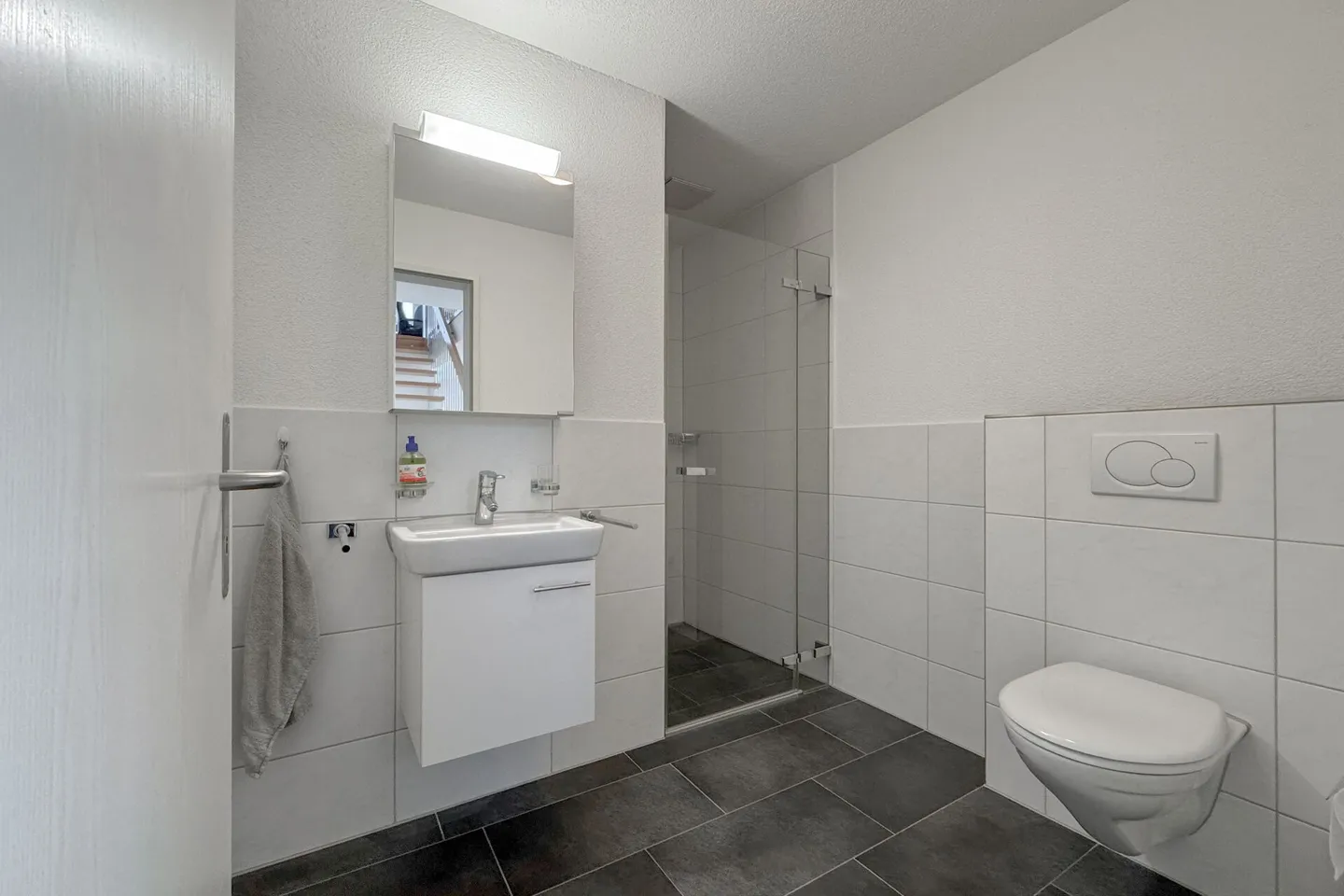 Generosità e leggerezza luminosa: Appartamento duplex ai margini della città - Foto 10 di 14