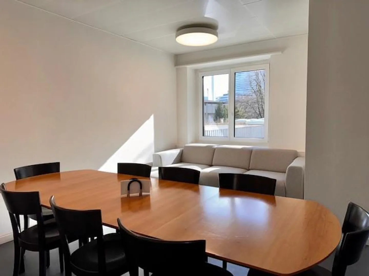 Bureaux modernes avec accès à un espace de travail partagé - Photo 1 sur 11