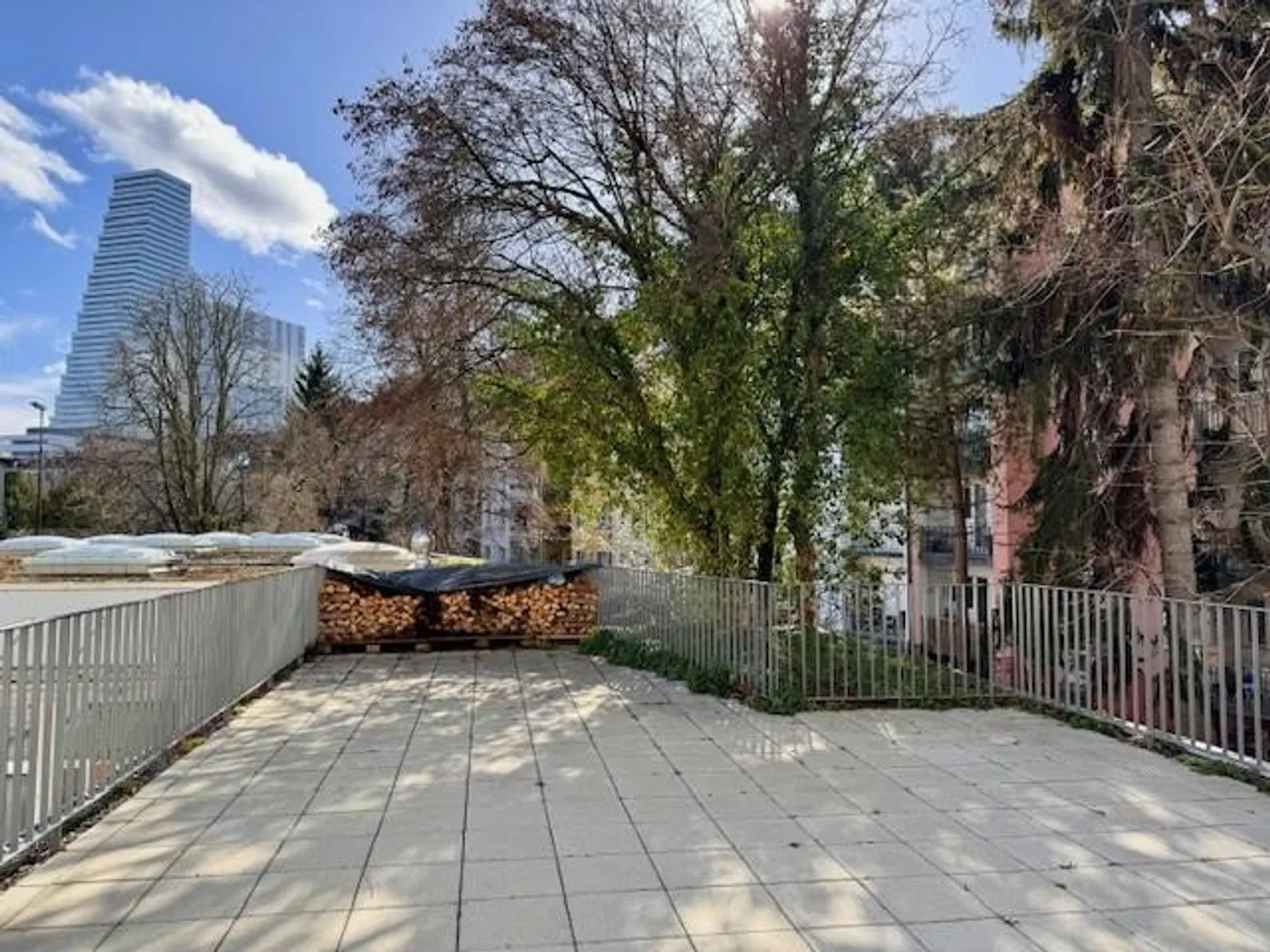 Bureaux modernes avec accès à un espace de travail partagé - Photo 9 sur 11